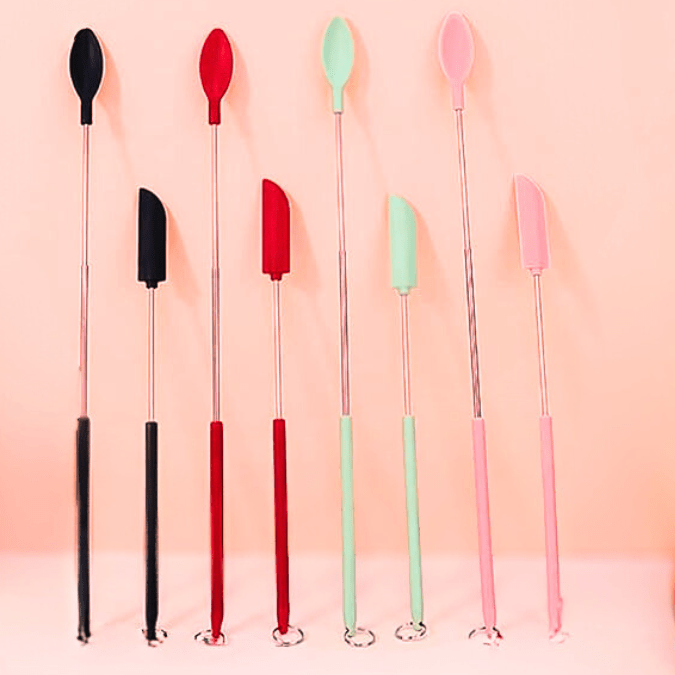 Small makeup spatula or toothpick