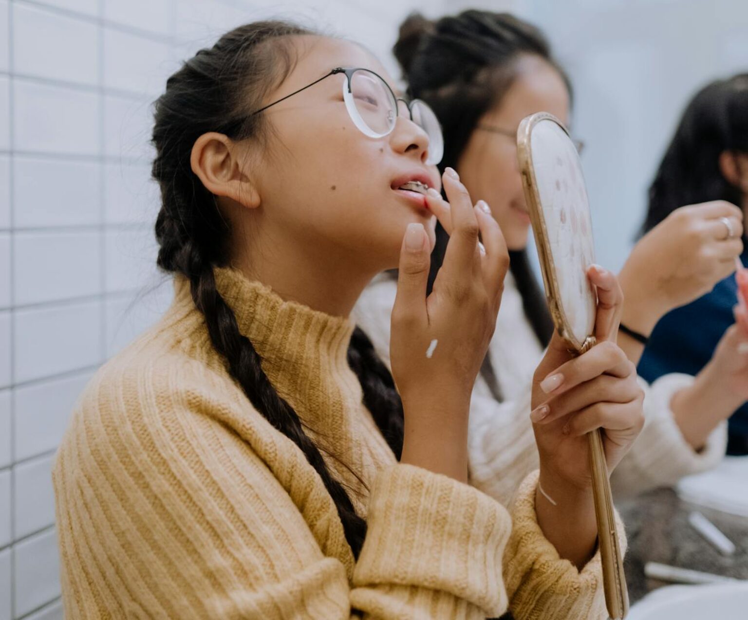 How to Apply Lipstick with Your Finger A Step-by-Step Guide